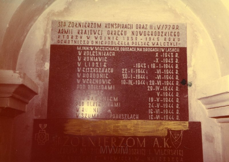 KKE 4907-6.jpg - Fot.Tablica pamiątkowa poświęcona poległym żołnierzom 77pp AK, przełom lat 80-tych/90-tych XX wieku.